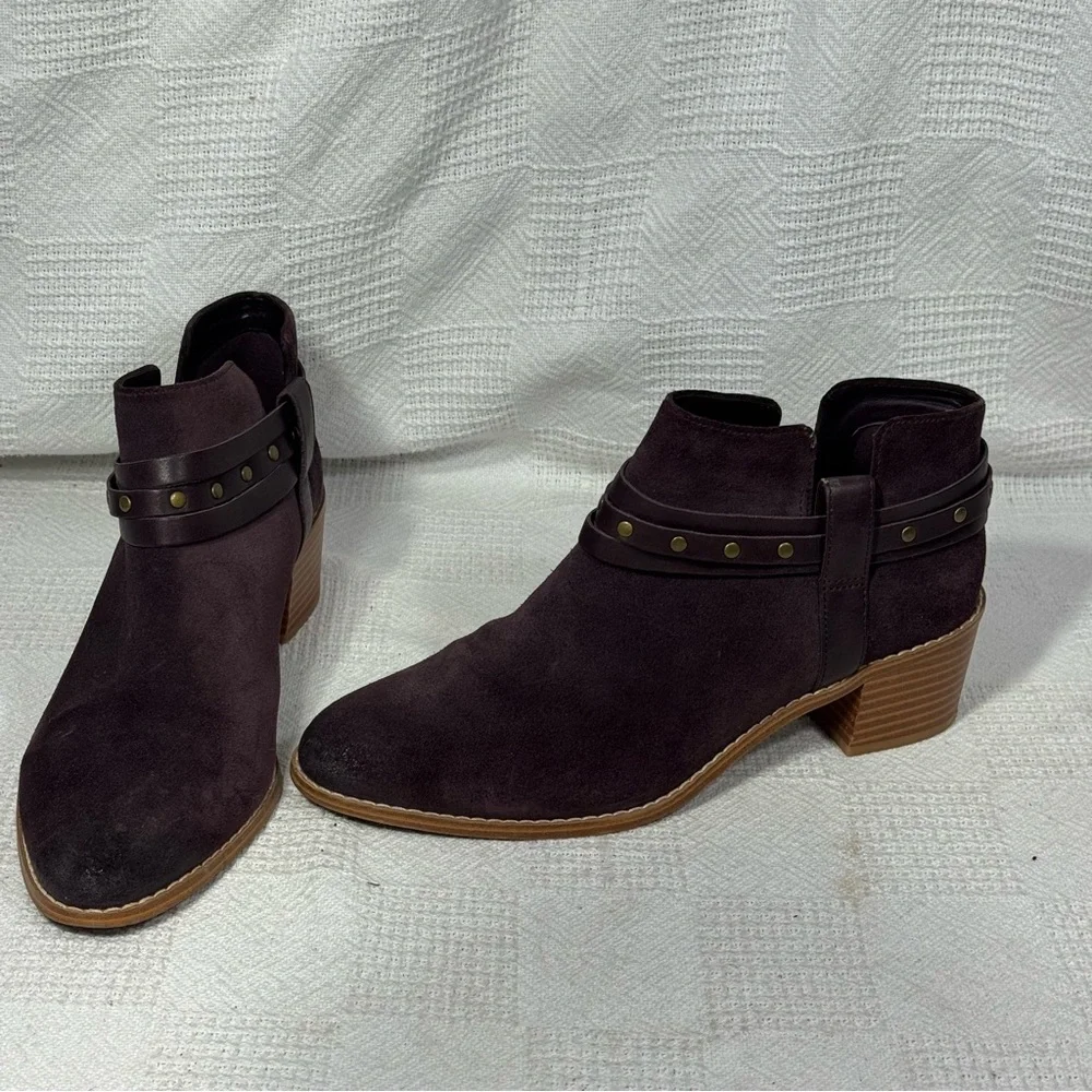 CLARKS‎ Somerset Breccan Purple Suede Studded Ankle Strap Booties Size 8.5 EUC